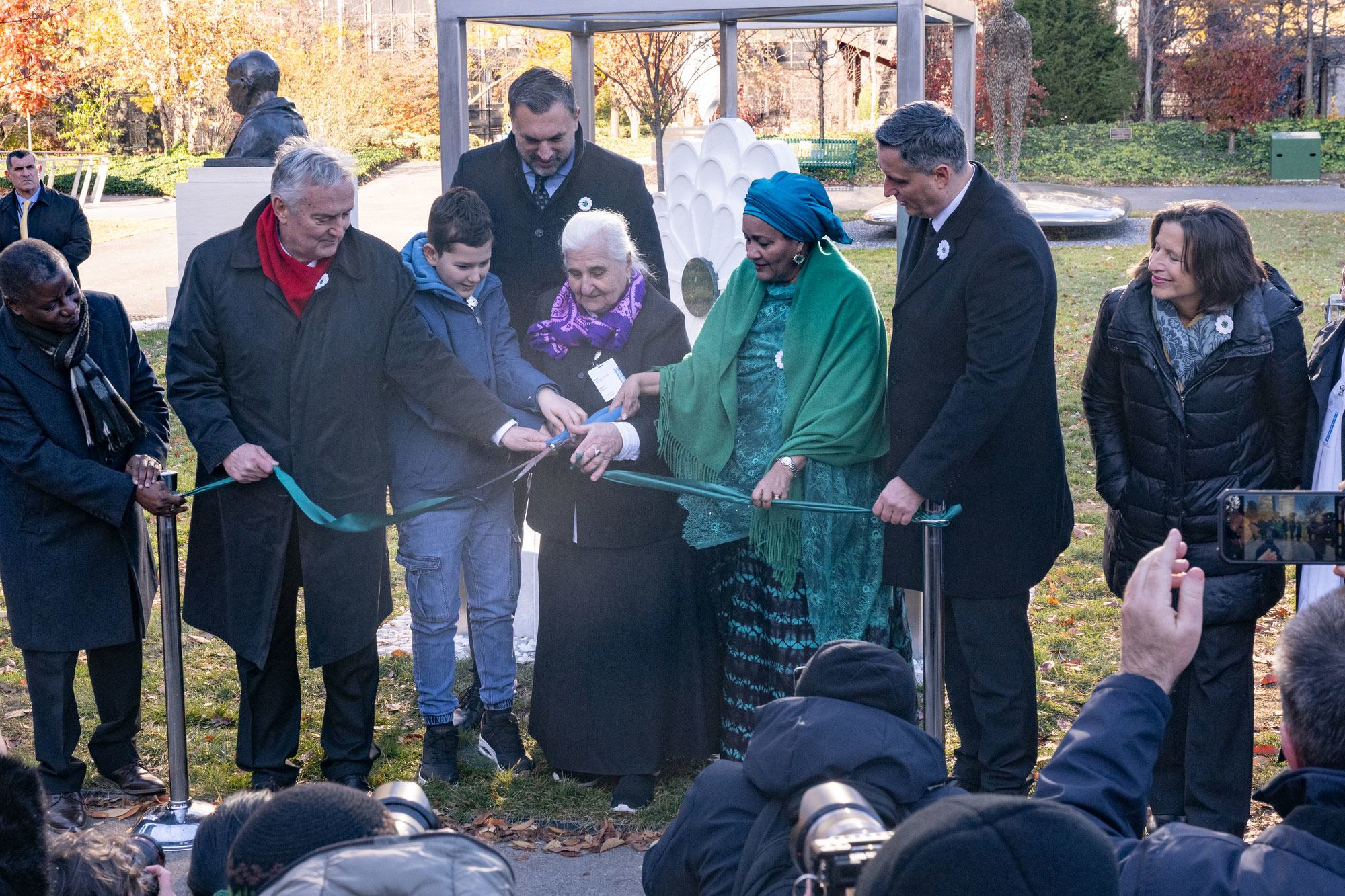 La Vice-Secrétaire générale de l'ONU, Amina Mohammed (habillée en vert), lors de la cérémonie. À sa droite : Munira Subašić et son petit-fils, Karim.