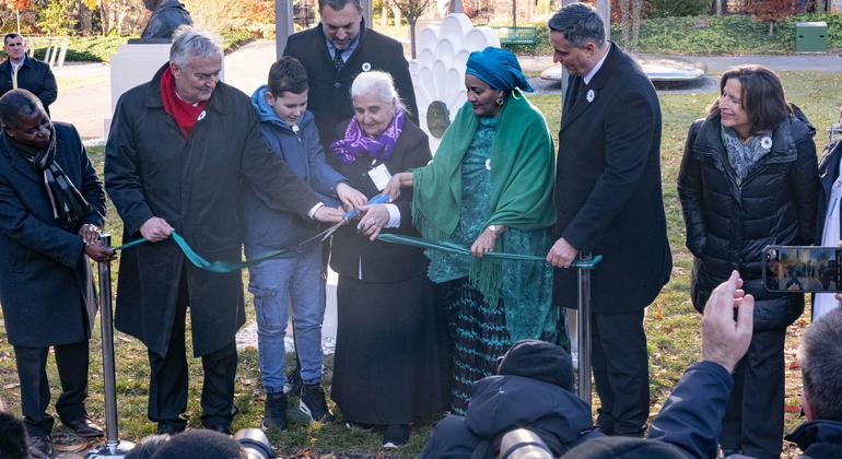 副秘书长阿米娜·穆罕默德与其他与会者共同出席了“斯雷布雷尼察之花”纪念碑的揭幕仪式，该纪念碑旨在纪念1995年斯雷布雷尼察种族灭绝事件的遇难者。