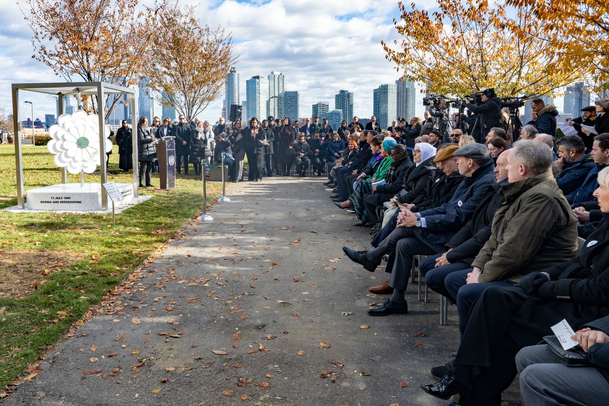 Des participants à l'inauguration du mémorial « La Fleur de Srebrenica », dans les jardin du siège de l'ONU, à New York.