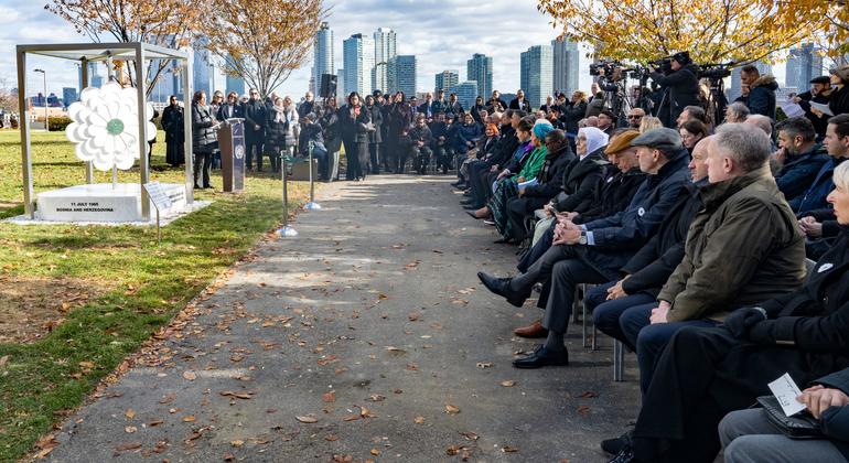 与会者出席了“斯雷布雷尼察之花”纪念碑的揭幕仪式，该纪念碑旨在纪念1995年斯雷布雷尼察种族灭绝事件的遇难者。
