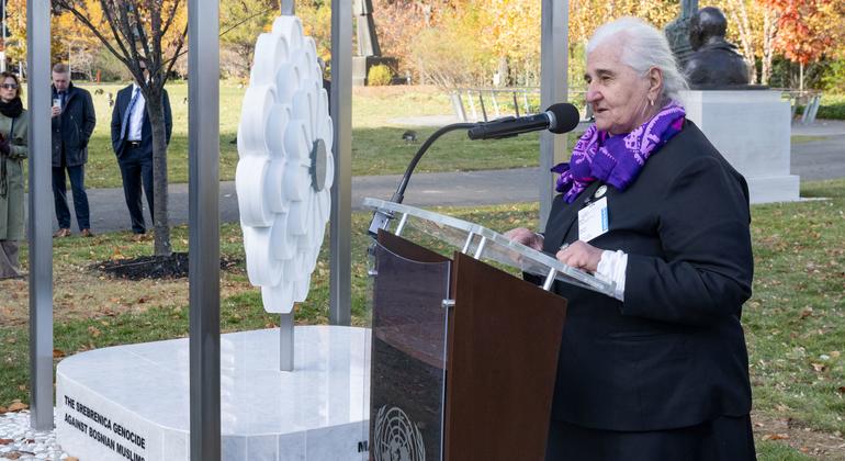 В саду штаб-квартиры ООН в Нью-Йорке на Ист-Ривер открылся постоянный мемориал «Цветок Сребреницы».