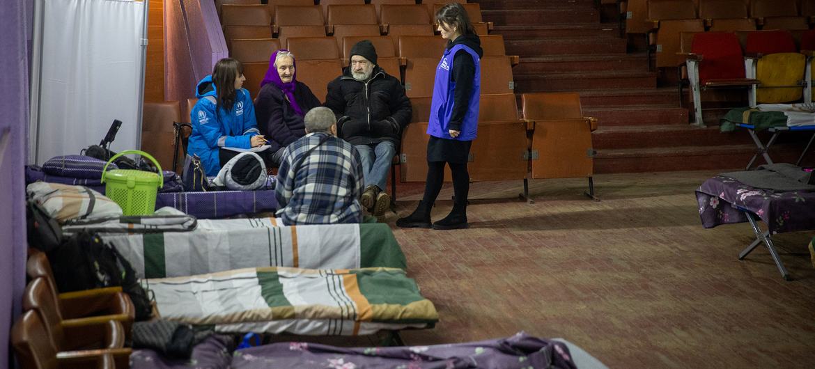 Сотрудники УВКБ разговаривают с переселенцами из Донецкой области в транзитном центре. Сотрудники УВКБ разговаривают с переселенцами из Донецкой области в транзитном центре.