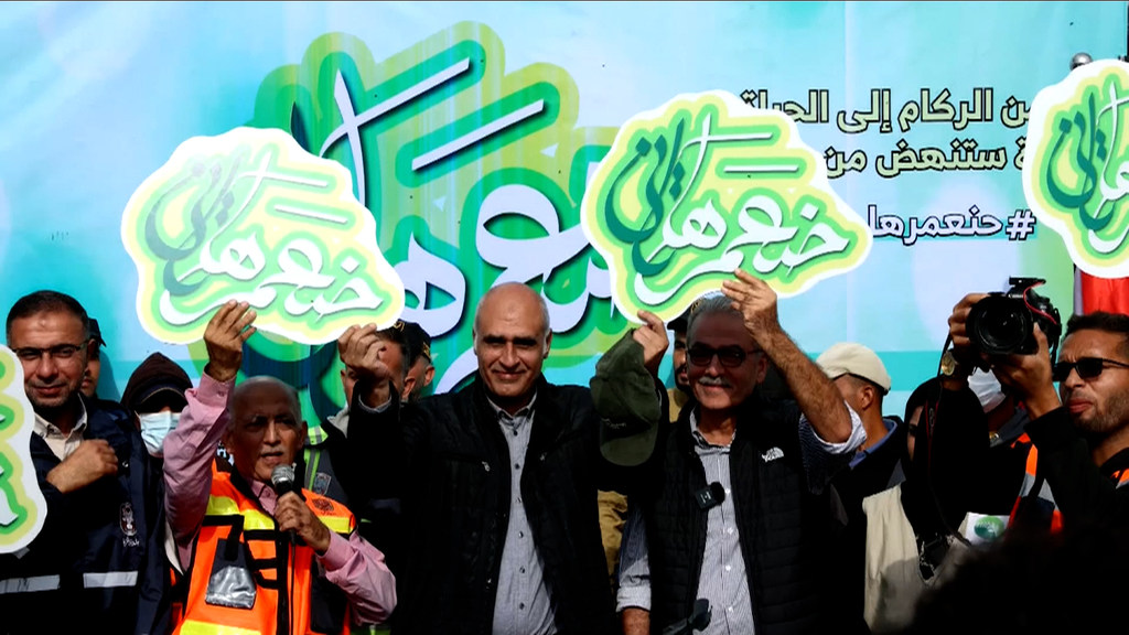 أمجد الشوا، رئيس شبكة المنظمات الأهلية الفلسطينية في قطاع غزة (في الوسط) مع المشاركين في حملة "حنعمرها تاني".