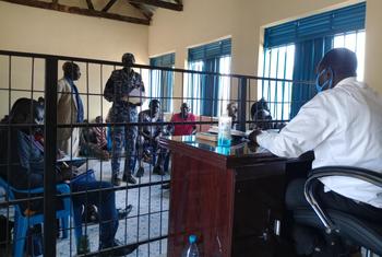 दक्षिण सूडान में यूएन मिशन के समर्थन से संचालित मोबाइल कोर्ट के ज़रिए स्थानीय समुदायों को न्याय पाने में मदद दी जा रही है.