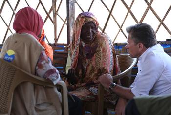 यूएन आपात राहत समन्वयक टॉम फ़्लैचर ने दारफ़ूर के तवीला में विस्थापित महिलाओं से मुलाक़ात की.