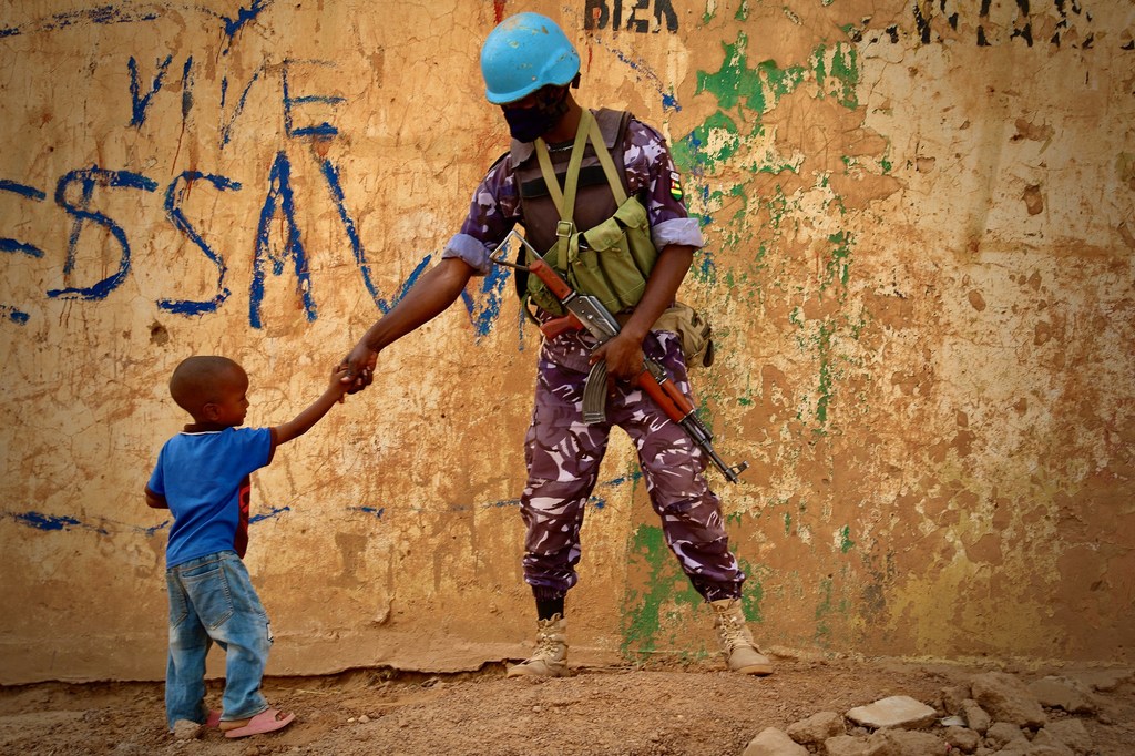 Un enfant salue un Casque bleu dans le Nord du Mali