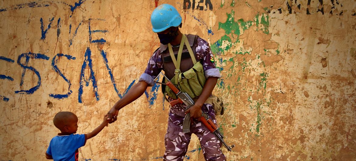 Девятый год подряд самым опасным местом службы для миротворцев ООН становится Мали. В прошлом году там убили 14 военнослужащих. 