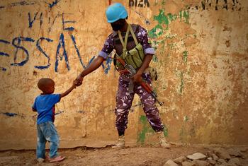 Un enfant salue un Casque bleu dans le Nord du Mali