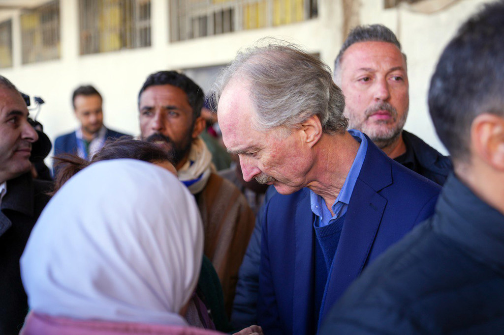 L'Envoyé spécial de l'ONU pour la Syrie, Geir Pedersen (au centre), rencontre les familles des personnes disparues à la prison de Sednaya.