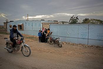 Des réfugiés syriens qui ont fui le conflit il y a plusieurs années vivent dans le camp d'Al Qaa au Liban.