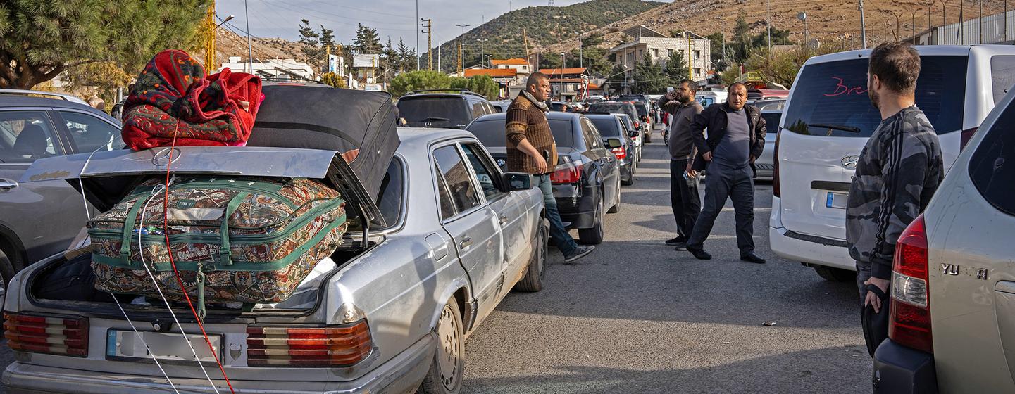 Des hommes avec des bagages dans des voitures font la queue au point de passage frontalier de Masnaa au Liban le 9 décembre 2024.