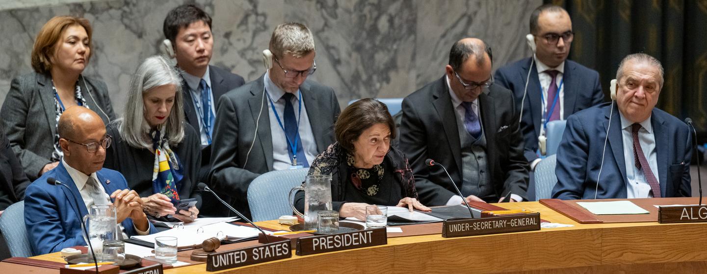 Rosemary DiCarlo (au centre), Secrétaire générale adjointe aux affaires politiques et à la consolidation de la paix, informe le Conseil de sécurité.