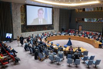 على الشاشة توم فليتشر وكيل الأمين العام للشؤون الإنسانية يتحدث أمام مجلس الأمن عبر  الفيديو من العاصمة السورية دمشق.