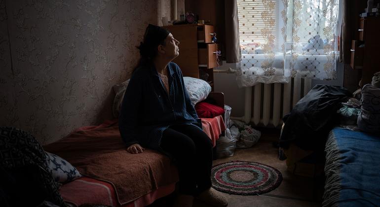 Une femme du district de Horovan à Kherson vit dans un logement sans gaz. 