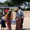 Tukio la usambazaji wa chakula cha WFP katika Mkoa wa Sagaing, Myanmar, ambapo wakimbizi wanapokea begi la mchele.