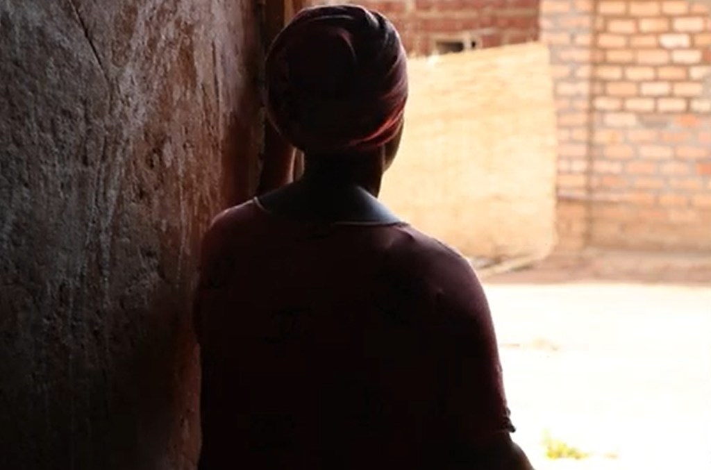 Amina, manusura ya ubakaji na mateso kutoka DRC akiwa katika kambi ya wakimbizi ya Musenyi nchini Burundi.