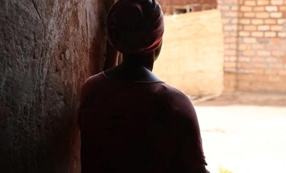 Amina, manusura ya ubakaji na mateso kutoka DRC akiwa katika kambi ya wakimbizi ya Musenyi nchini Burundi.