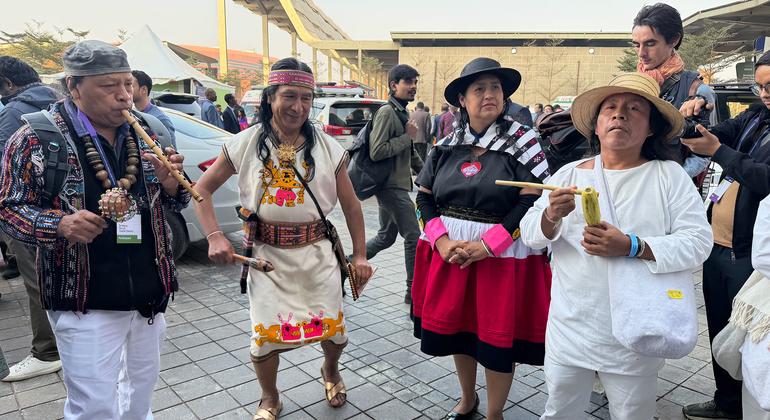 Los pueblos indígenas, que representan alrededor del 6% de la población mundial, protegen alrededor del 40 por ciento de la biodiversidad del mundo. En la imágenes, líderes indígenas de todo el mundo asisten a la II Cumbre de Medicina Tradicional en Nueva