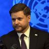 Егор Литвиненко на пресс-конференции Российского молодежного форума на фоне логотипа ООН .