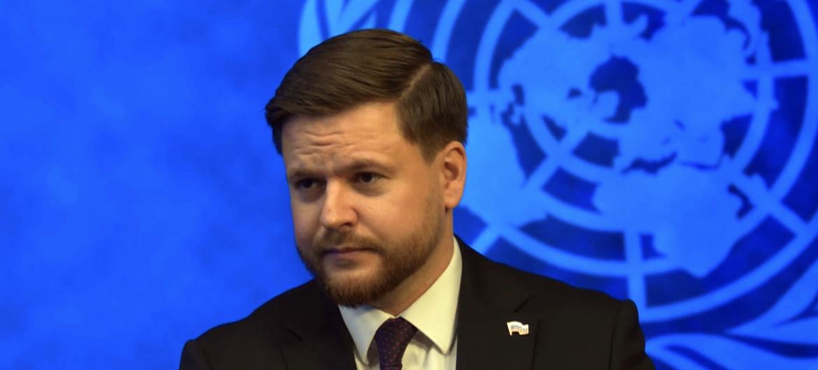 Егор Литвиненко на пресс-конференции Российского молодежного форума на фоне логотипа ООН .