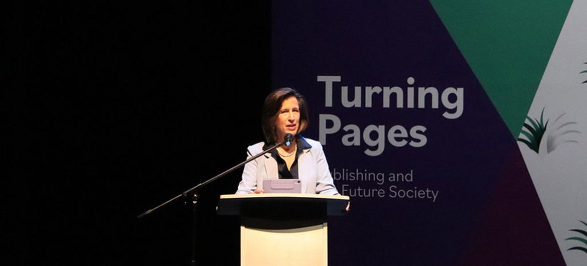 Melissa Fleming durante su ponencia magistral de "El poder de la publicación: Restaurar la integridad de la información" 
