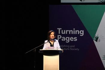 Melissa Fleming durante su ponencia magistral de "El poder de la publicación: Restaurar la integridad de la información" 