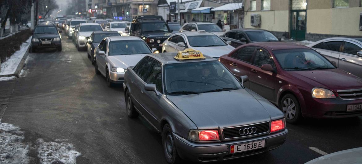 В период с 2010 по 2019 год в Кыргызстане 12-13 процентов смертей ежегодно были связаны с загрязнением воздуха. На фото – автомобильная пробка в Бишкеке.