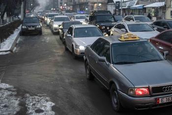 В период с 2010 по 2019 год в Кыргызстане 12-13 процентов смертей ежегодно были связаны с загрязнением воздуха. На фото – автомобильная пробка в Бишкеке.