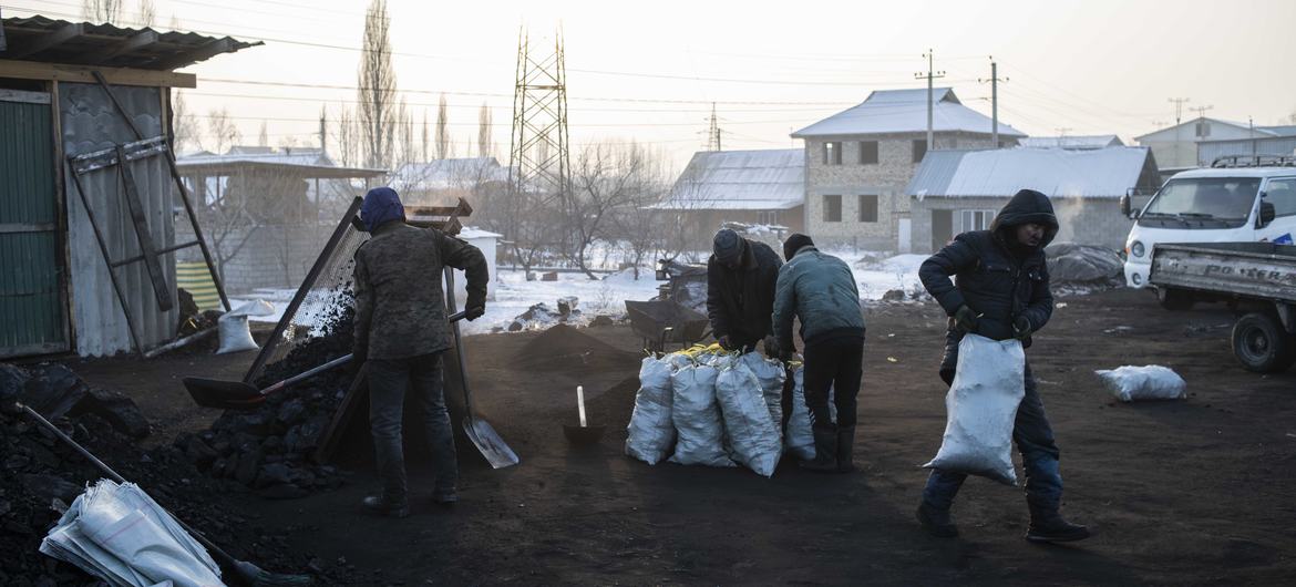 Многие дома в Кыргызстане отапливаются углем.