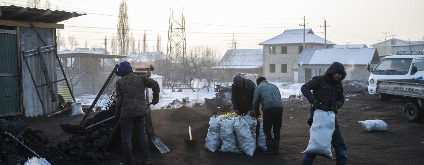 Некоторые дома в Кыргызстане отапливаются углем.