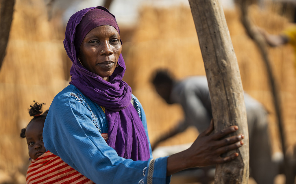Miles de refugiados sudaneses siguen huyendo hacia Chad a través de la frontera.