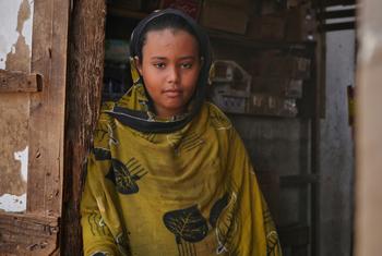 À 15 ans, Afaf s'est retrouvée face à un choix impossible : aider sa famille : trouver du travail ou épouser un homme de 40 ans. Dans un espace sécurisé soutenu par l'ONU, elle a bénéficié de conseils et d'une formation. Le mariage a finalement été annul… À 15 ans, Afaf s'est retrouvée face à un choix impossible : aider sa famille : trouver du travail ou épouser un homme de 40 ans. Dans un espace sécurisé soutenu par l'ONU, elle a bénéficié de conseils et d'une formation. Le mariage a finalement été annul…