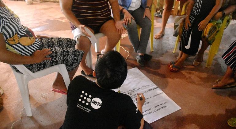 Indigenous Brazilian women discuss gender violence in a UNFPA workshop.