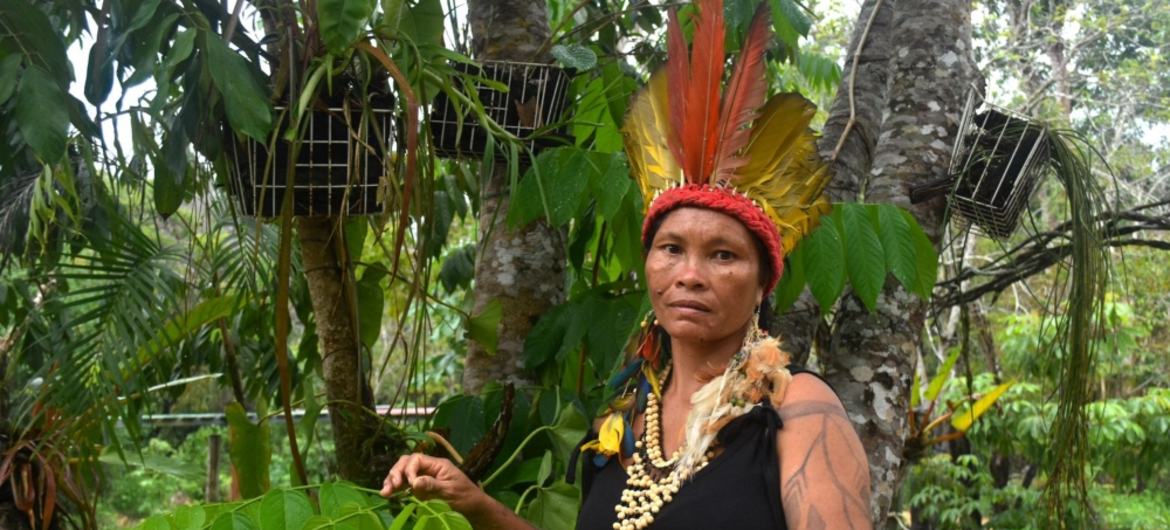 Lutana Ribeiro é a única cacique mulher do Parque das Tribos, um bairro indígena em Manaus, capital do estado do Amazonas.