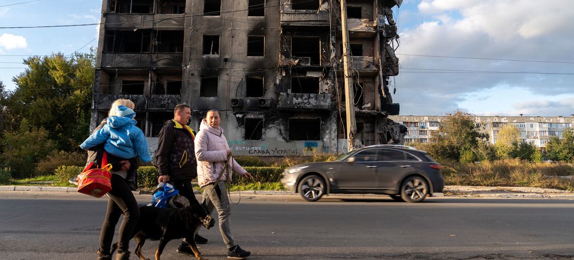 من الأرشيف: مبنى سكني دمرته الهجمات الصاروخية في بوروديانكا، أوكرانيا. 