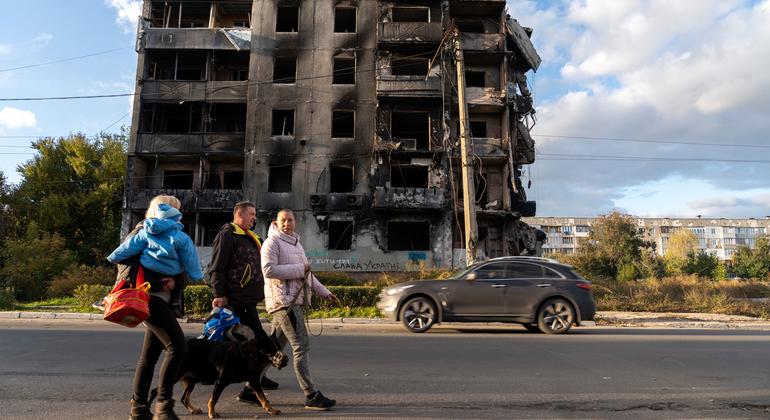 Из-за войны экономика Украины сократилась на 30 процентов. На фото: жилой дом, разрушенный в результате ракетного обстрела в Бородянке, Украина. 