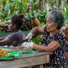 在所罗门群岛的图拉吉岛，妇女们在活动中准备蔬菜，学习通过摄入营养等健康的方法来预防非传染性疾病。