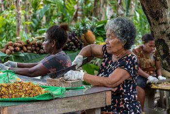 在所罗门群岛的图拉吉岛，妇女们在活动中准备蔬菜，学习通过摄入营养等健康的方法来预防非传染性疾病。