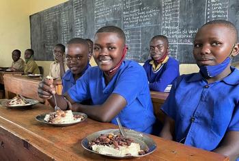 سکولوں میں کھانا مہیا کرنے سے ہی طلبہ کی تعداد اور حاضری بالترتیب نو اور آٹھ فیصد تک بڑھ جاتی ہے۔