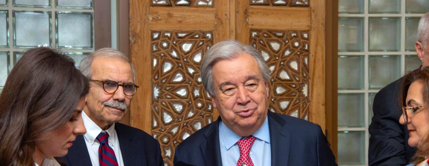 Le secrétaire général des Nations Unies, António Guterres, s'adresse à un groupe de journalistes lors d'une conférence de presse.