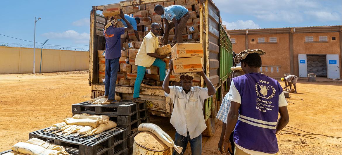 De l'aide alimentaire est déchargée d'un camion au Niger.