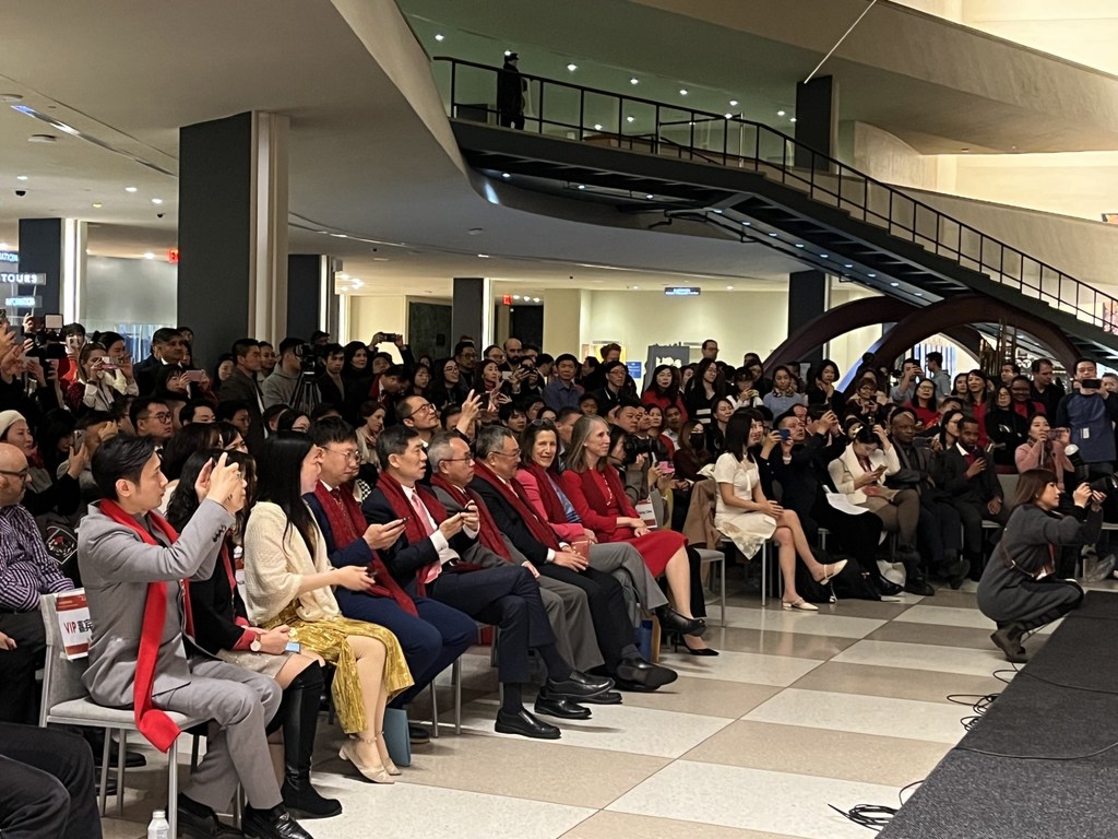 在纽约联合国总部举行的中国农历新年晚会上，贵宾们就座并鼓掌，观众席中既有来自亚洲的也有来自西方的各色人士。
