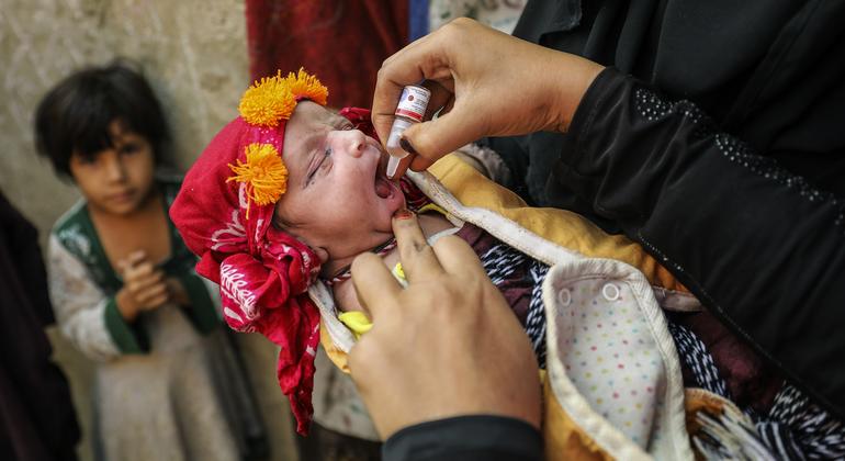 رضيع عمره 13 يوما يتلقى تطعيم ضد شلل الأطفال في إحدى البلدات بباكستان. 
