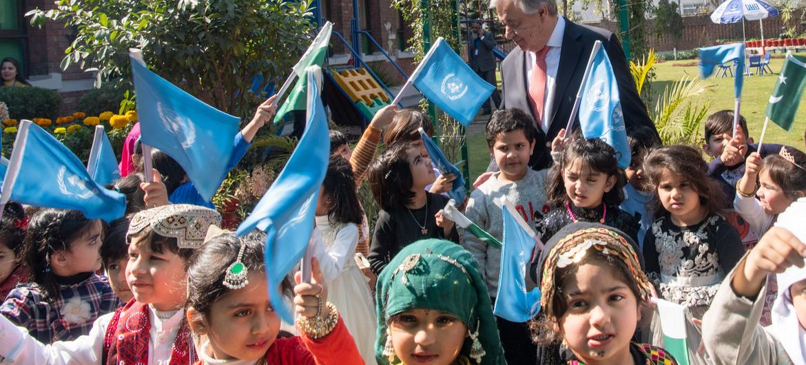 यूएन महासचिव एंतोनियो गुटेरेश, पाकिस्तानी पंजाब प्रान्त के, करतापुर गाँव में, कुछ बच्चों से मिलते हुए.