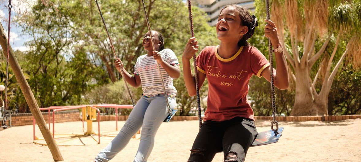 纳米比亚两名年轻女孩在秋千上玩耍。