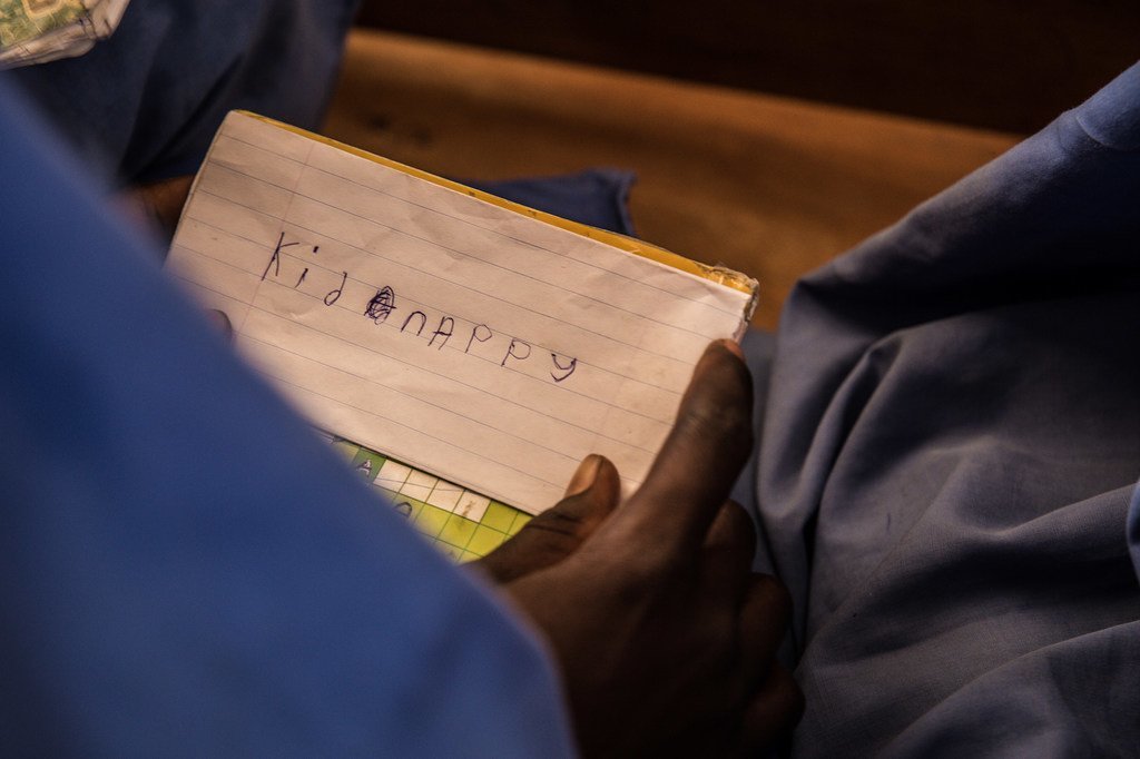 طفل مدرسة في نيجيريا يعبر عن خوفه من التعرض للاختطاف.