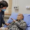 Des responsables de l'OMS rencontrent un patient dans un hôpital en Syrie (Archives)