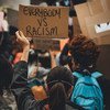 Des manifestants participent à une manifestation de Black Lives Matter au Royaume-Uni.