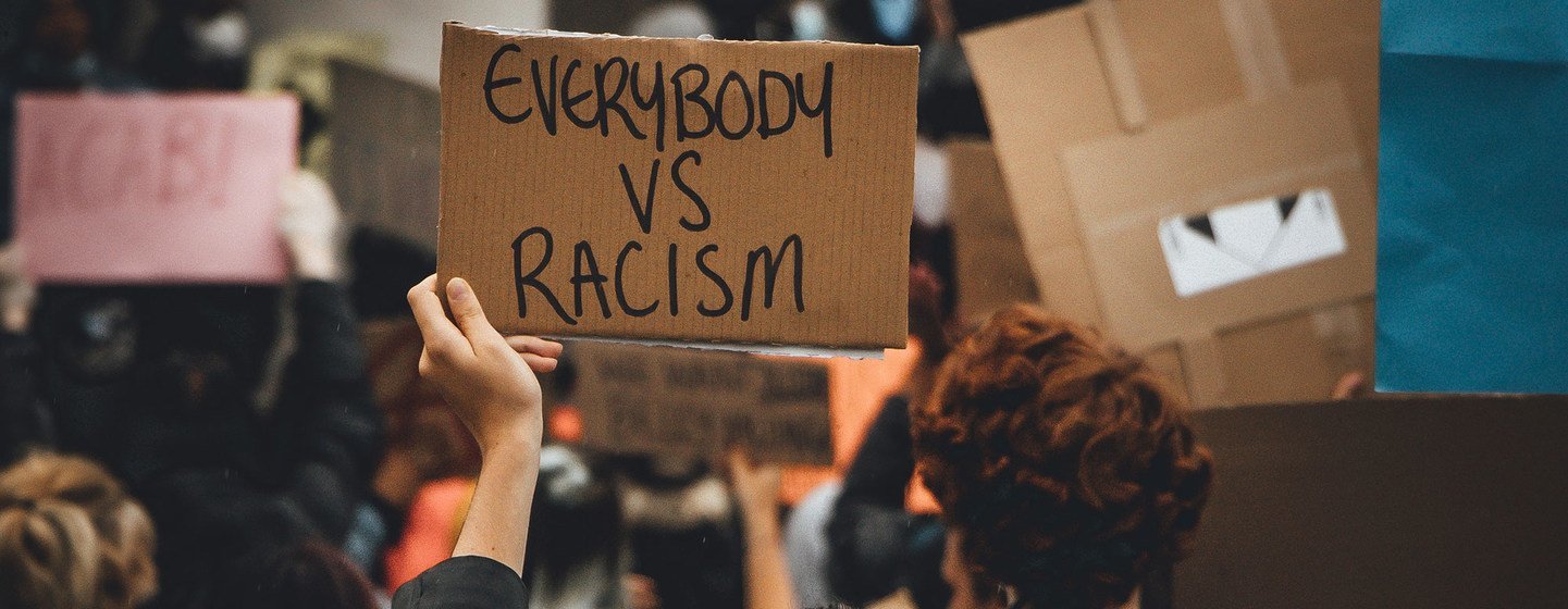 Des manifestants participent à une manifestation de Black Lives Matter au Royaume-Uni.