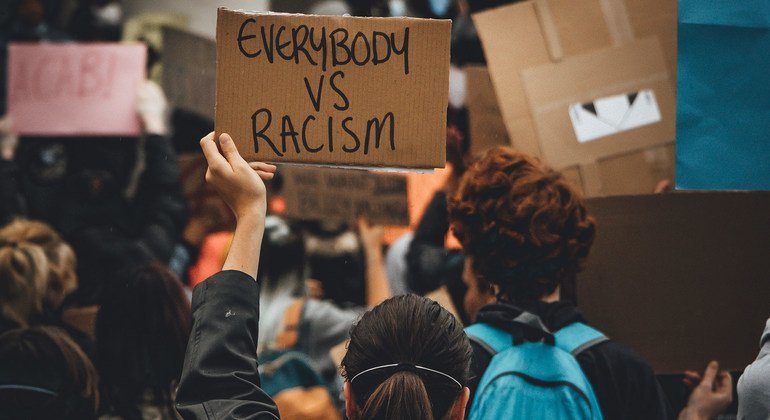 Des manifestants participent à une manifestation de Black Lives Matter au Royaume-Uni.